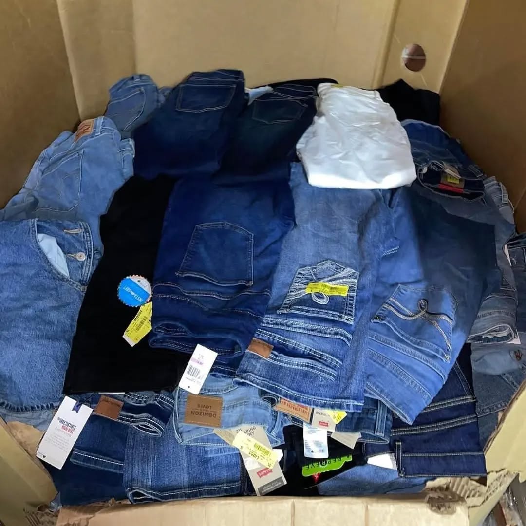 328155694_184816117511385_2637602874125948797_n Ladies Jeans Pallets – Wholesale Liquidation - Image 1