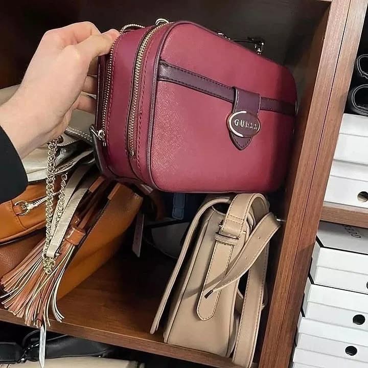 345975665_888818362183817_7209691214864782405_n Name Brand Authentic Handbags Pallets – Wholesale - Image 6
