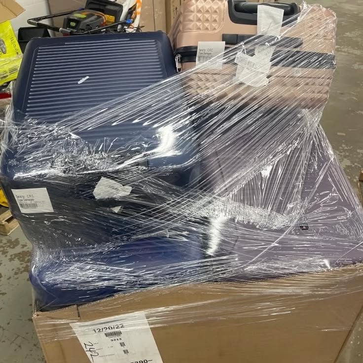 346533308_1032662868119698_5421088536037003021_n Macy’s Customer Returns – Suitcases, Handbags & Purses Pallet - Image 1