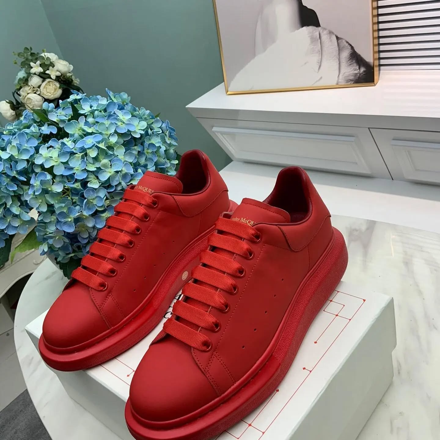 440945872_789764889761532_1382988943499992238_n Authentic Alexander McQueen Sneakers Shoe Pallets – Wholesale - Image 6