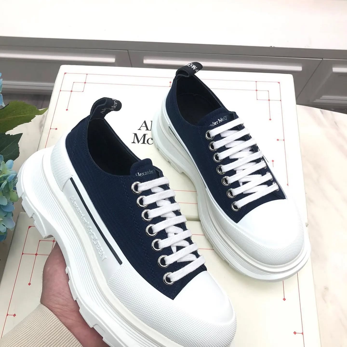 440961559_749637024046880_4889326642923457421_n Authentic Alexander McQueen Sneakers Shoe Pallets – Wholesale - Image 7