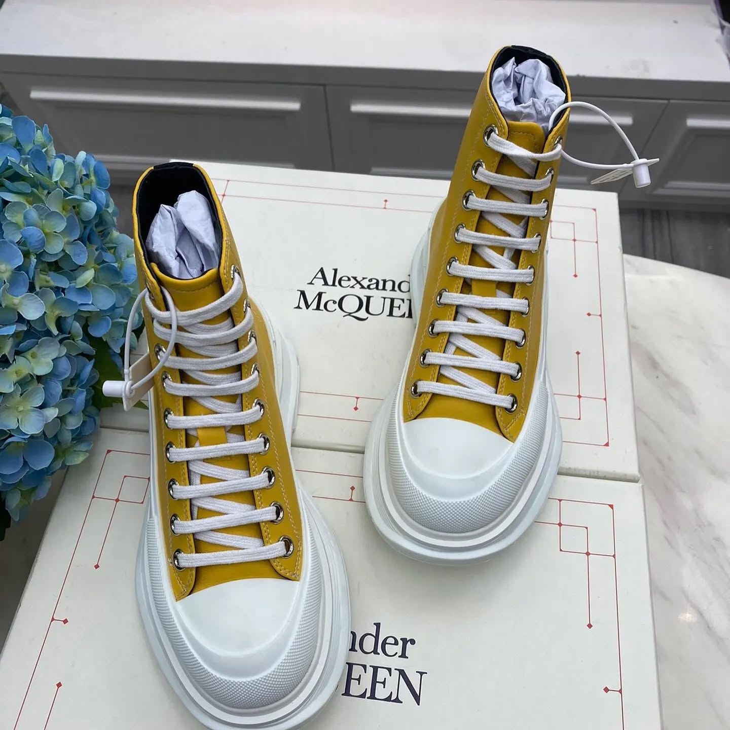 440977552_437460675540833_3639561552115809152_n Authentic Alexander McQueen Sneakers Shoe Pallets – Wholesale - Image 2