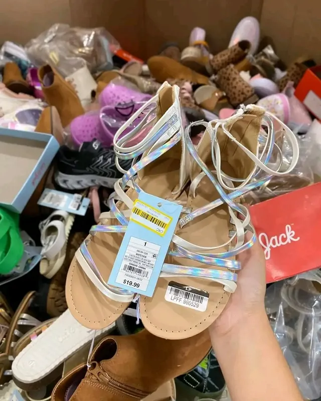 496790801_17962536830922326_3697685636455858132_n Mixed Kids Shoes Pallets – Wholesale - Image 5