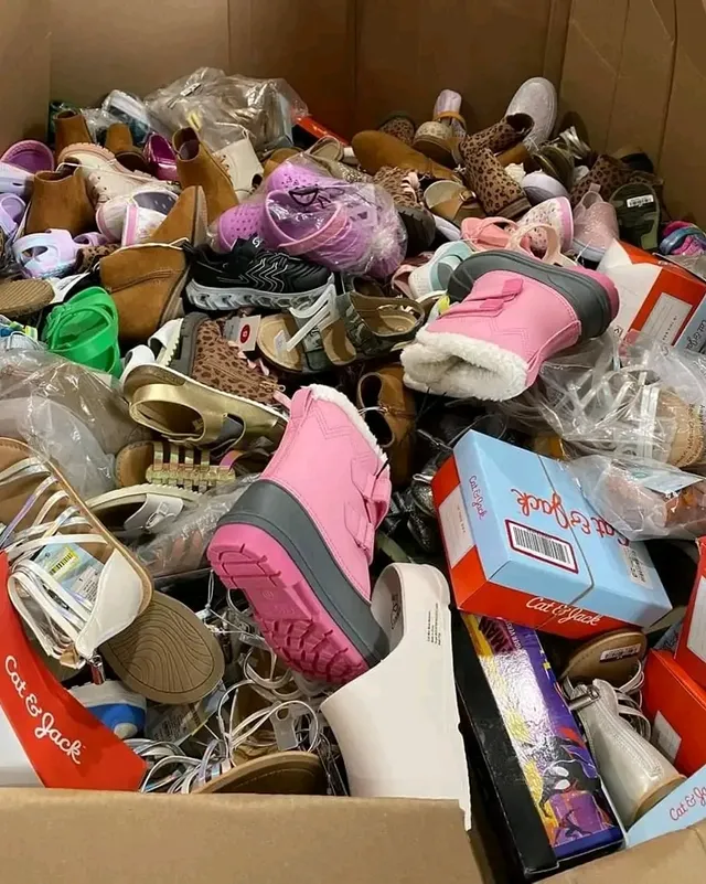 496856495_17962536809922326_6494337385973442199_n Mixed Kids Shoes Pallets – Wholesale - Image 3