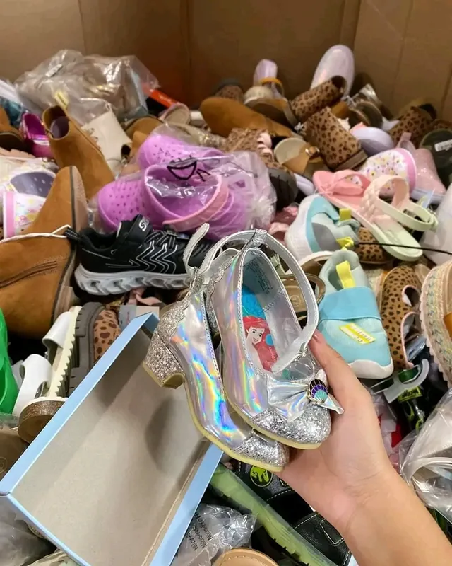 496856495_17962536827922326_8373568465925014103_n Mixed Kids Shoes Pallets – Wholesale - Image 4