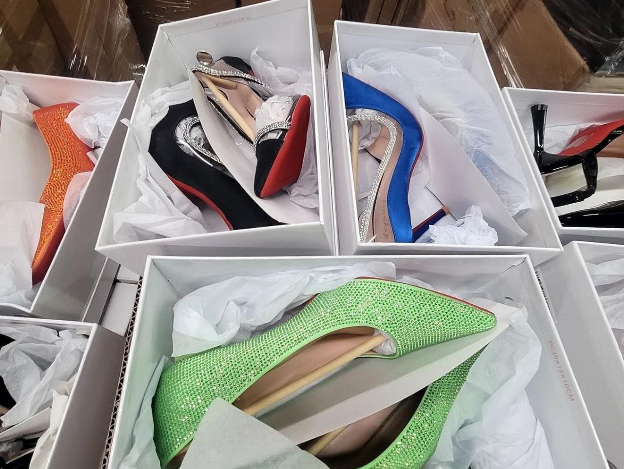 photo_2024-06-22_04-06-08 Wholesale Female Shoes Liquidation Pallets - Image 3
