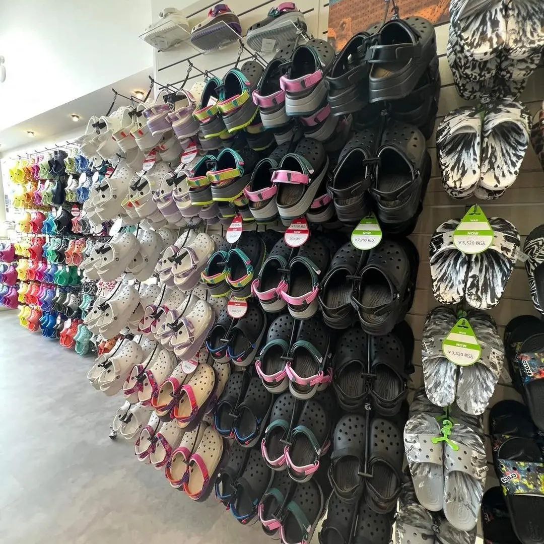 photo_2024-06-22_06-17-11 Wholesale Crocs Sandals Liquidation Pallets - Image 5