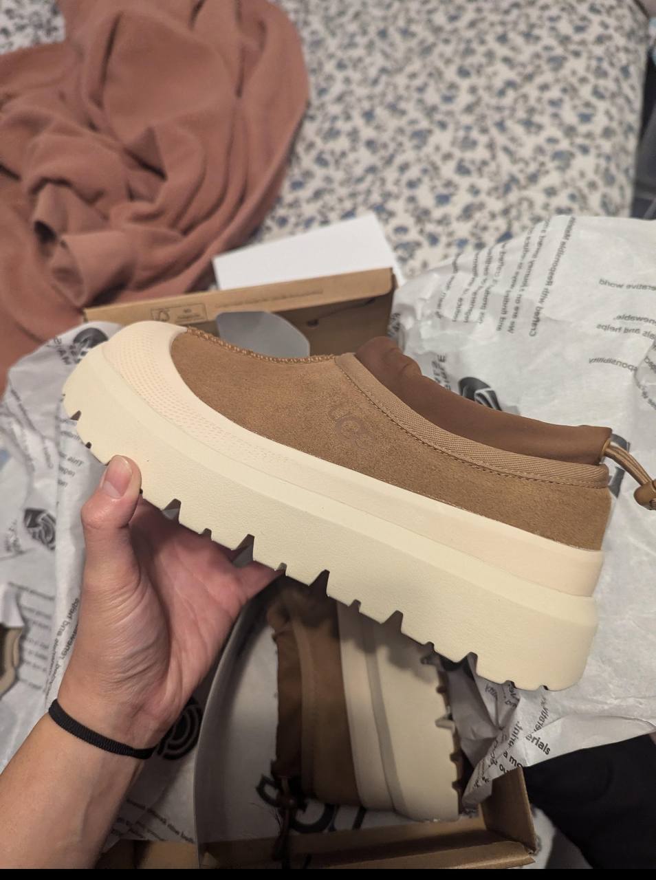 photo_5801151506131569590_y Wholesale Ugg Shoes Liquidation Pallets - Image 5
