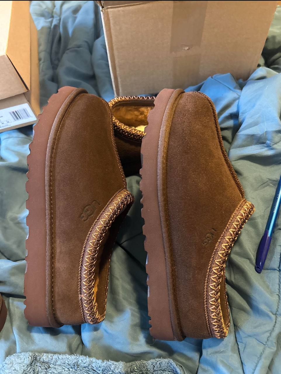 photo_5801151506131569593_y Wholesale Ugg Shoes Liquidation Pallets - Image 6