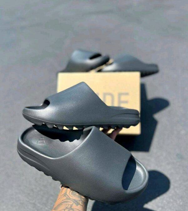 ys2 Wholesale Yeezy Slides Liquidation Pallets - Image 3